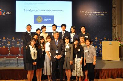 Encourage participating YNU students and young Philippine people(Center:President Hasebe)