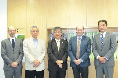 (左より)ヘラー教授、飯島氏、中村理事・副学長、 Dr. Brigham、原学部長