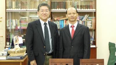 左：荒木教授、右：Vo Tri Hao法学部長