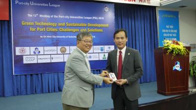 Souvenir exchanges (Left: Executive Director Nakamura, Right: Vice Rector Thao)