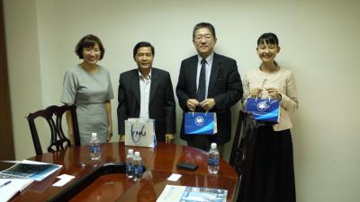 From left: Dr. Nguyen Thi Hong Thu, Dean Bui Thanh Trang