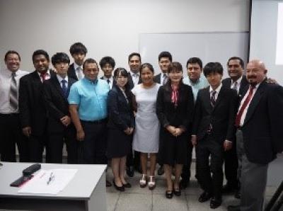 本学のパラグアイSV渡航参加学生たちを交えた記念写真