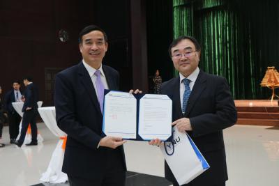 Left）Vice Chairman Chinh 　  Right) Prof. Yamada