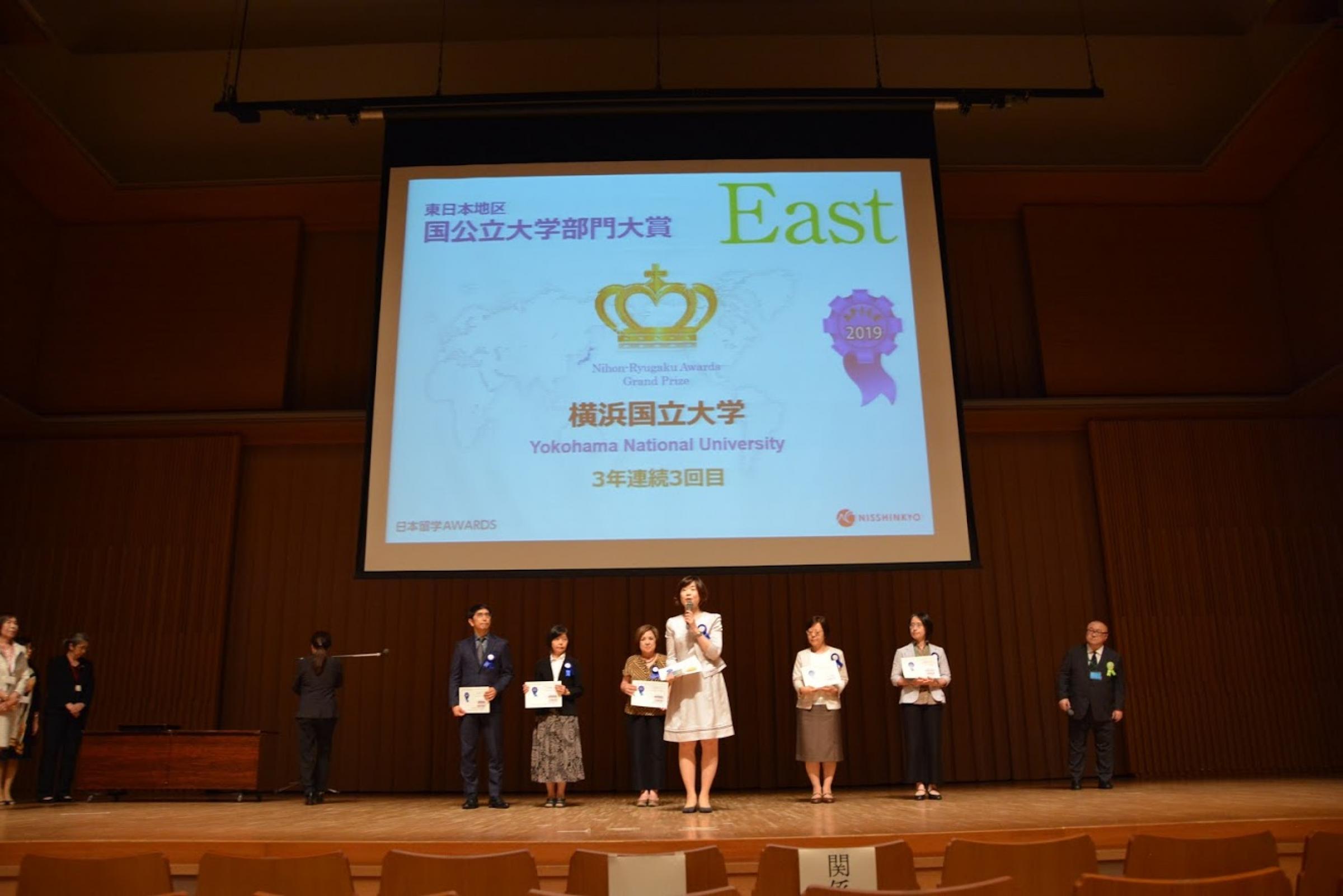 Prof. Kabashima greeting at the awards ceremony (center) 