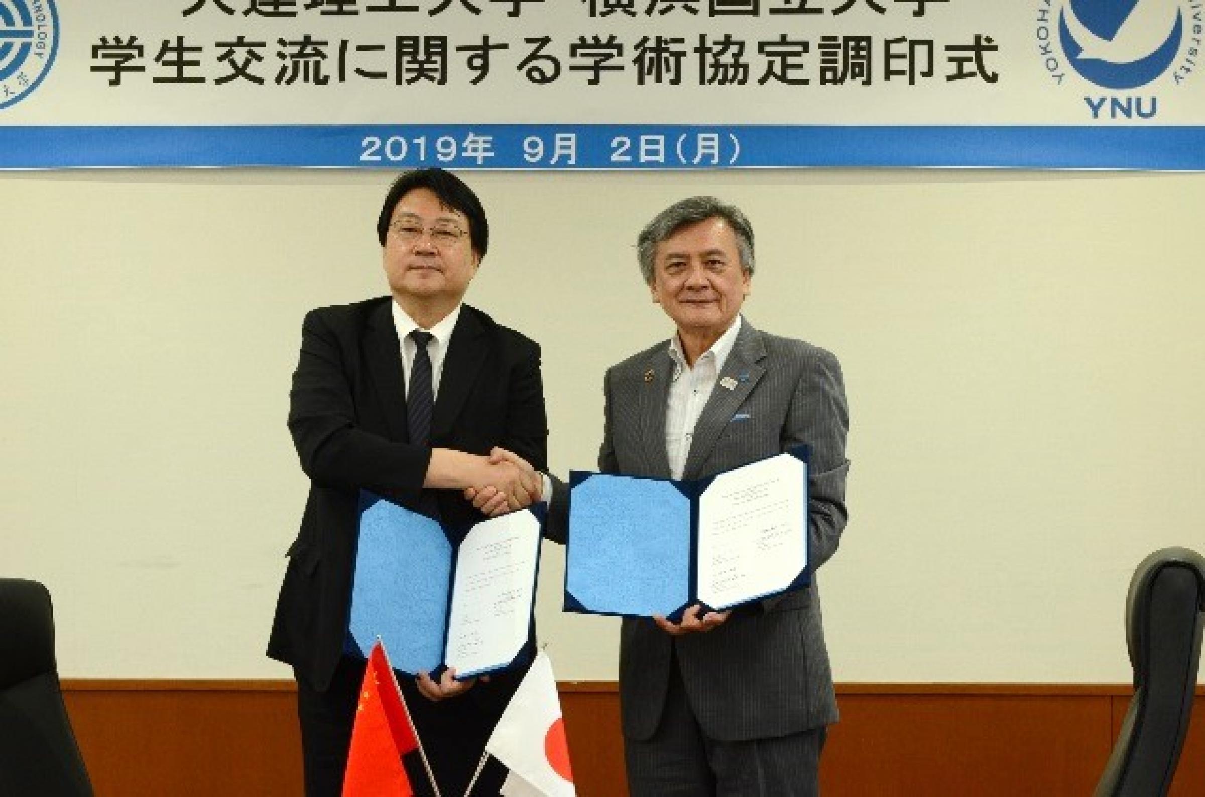 調印の様子(左:宋副学長、右:長谷部学長)