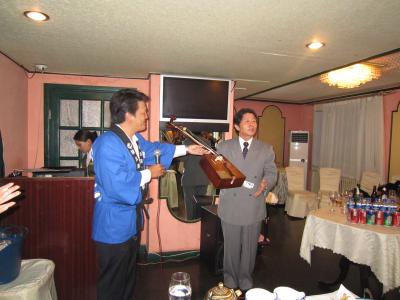 同窓会からの記念品が 松岡国際理事の手に