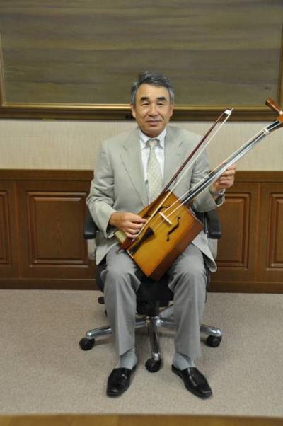 Dr. Suzuki , YNU President, with the Morin Khuur on his lap
