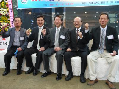 李同窓会長を中央に笑顔でガッツポーズ!