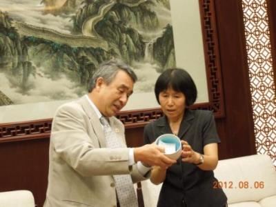 Secretary Wang Ling examining the china
