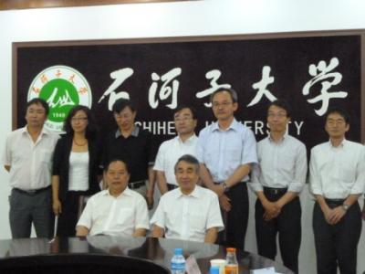 Commemorative photo with the representatives of Shihezi University