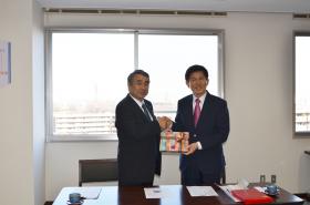 学長と金文洙京畿道知事との記念品交換