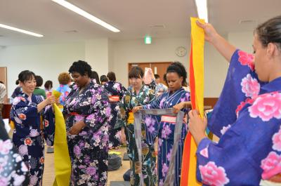 浴衣を前に悪戦苦闘?