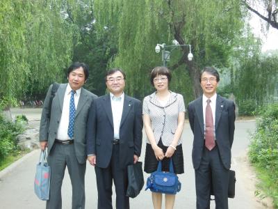 石河子大学からの出席者と、調印式を終えて