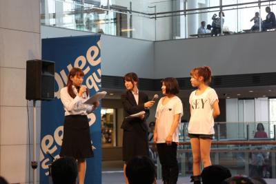 インタビューする横浜国立大学放送研究会の学生