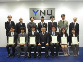 鈴木学長（前列中央）を囲んで記念撮影