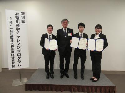 【受賞後の記念写真(長谷部学長と共に)】