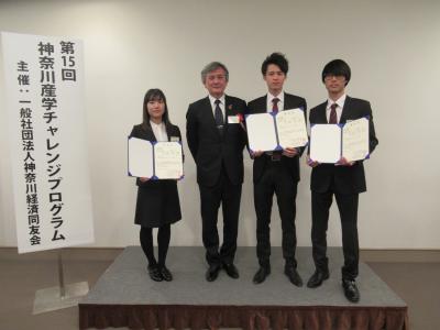 【受賞後の記念写真(長谷部学長と共に)】