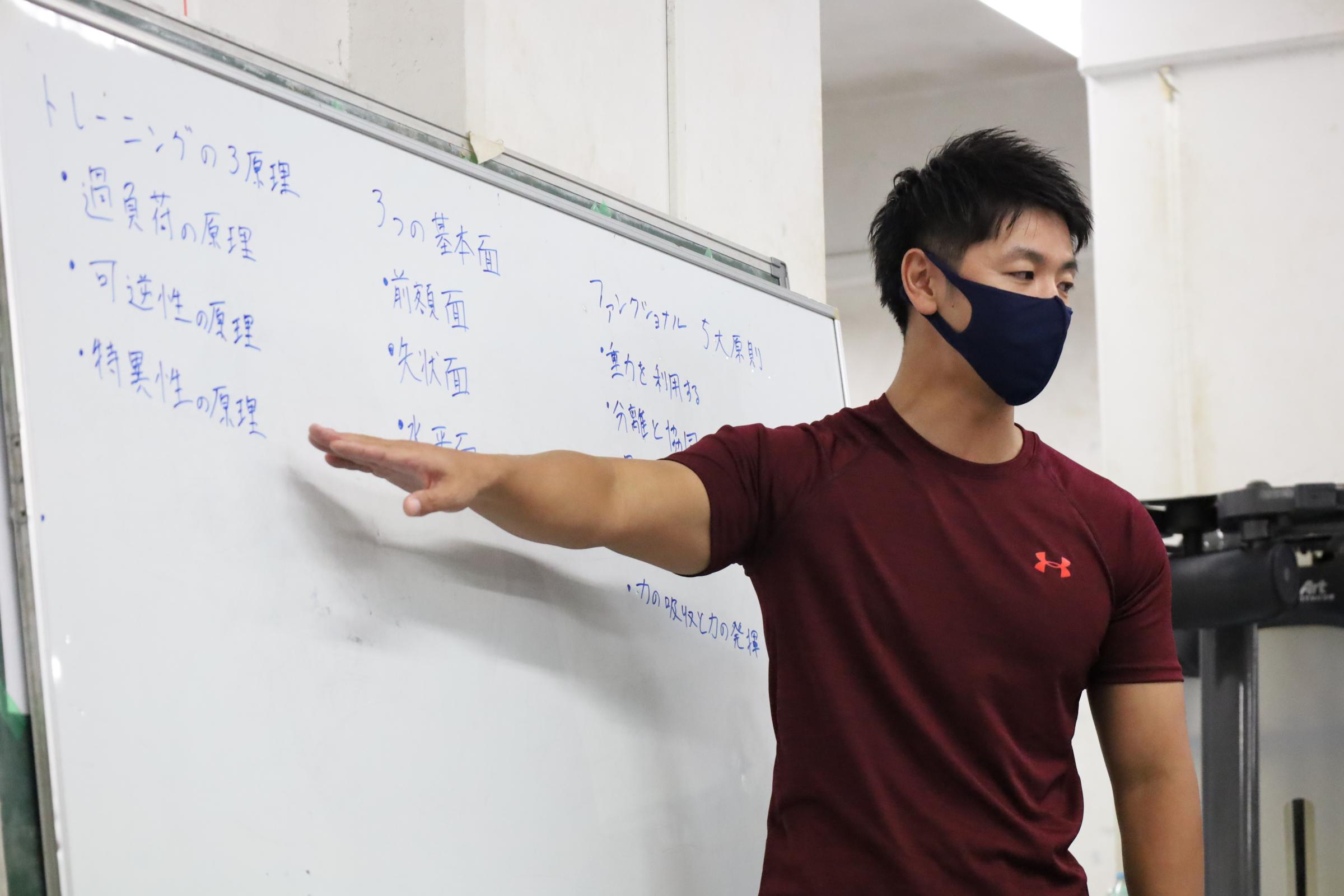 導入として、トレーニングの理論をご教授いただきました。(写真:岡﨑講師)