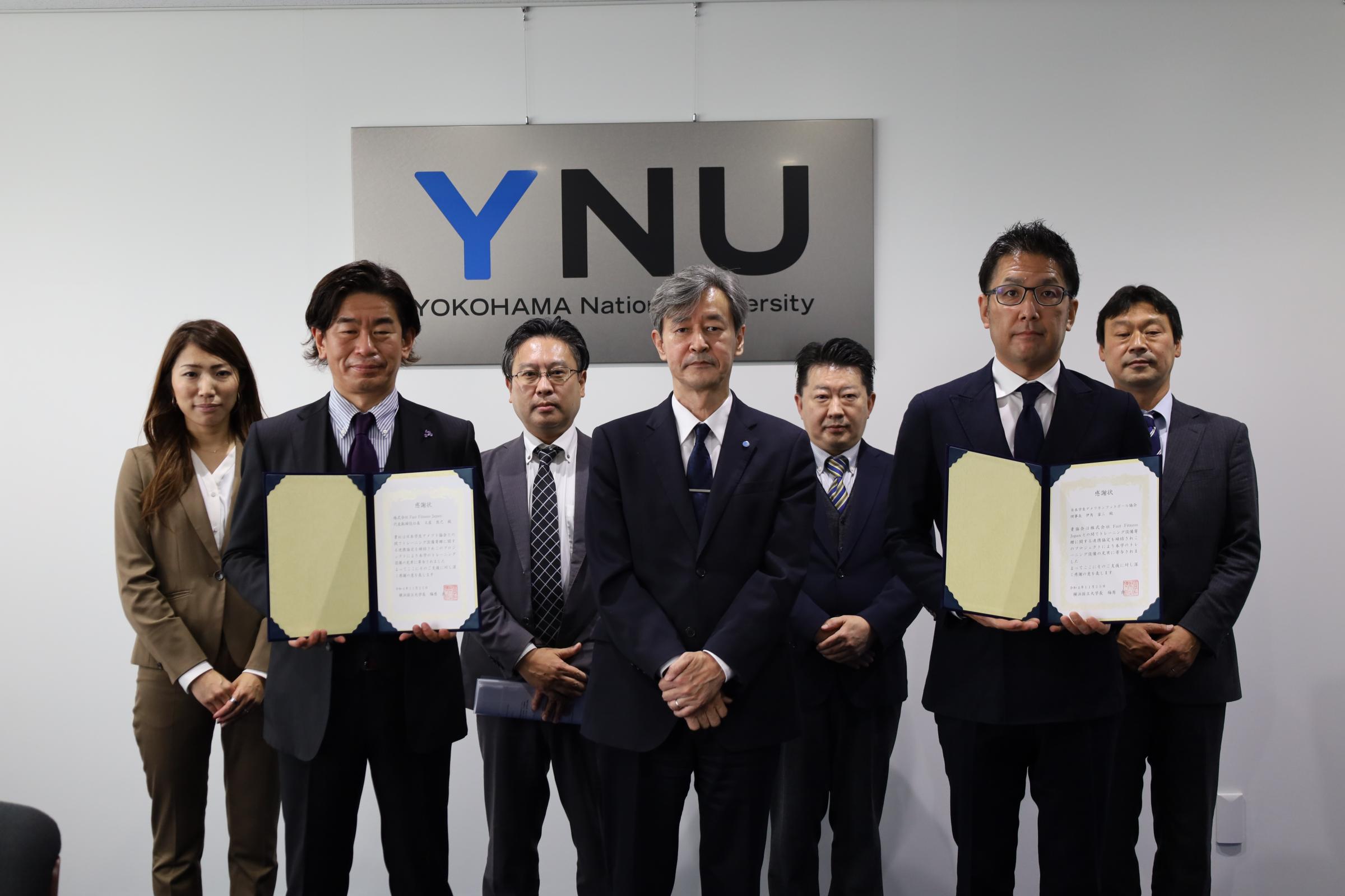 右から 日本学生アメリカンフットボール協会 関根様 廣田様、谷地副学長、 学長、(株) Fast Fitness Japan 黒田様 松沢様 長谷川様