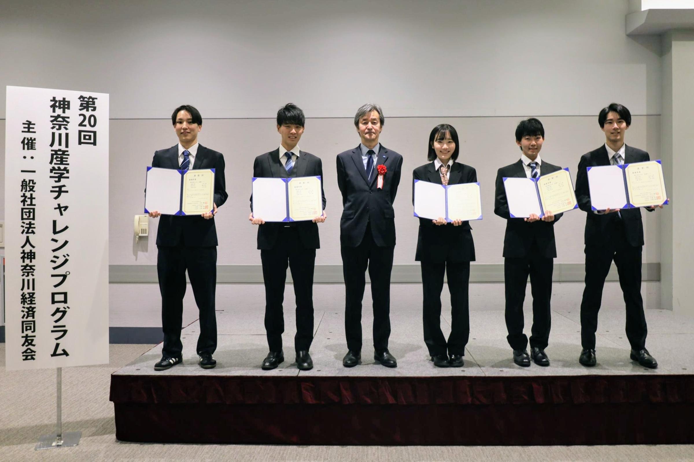 受賞式後、梅原学長とともに記念写真