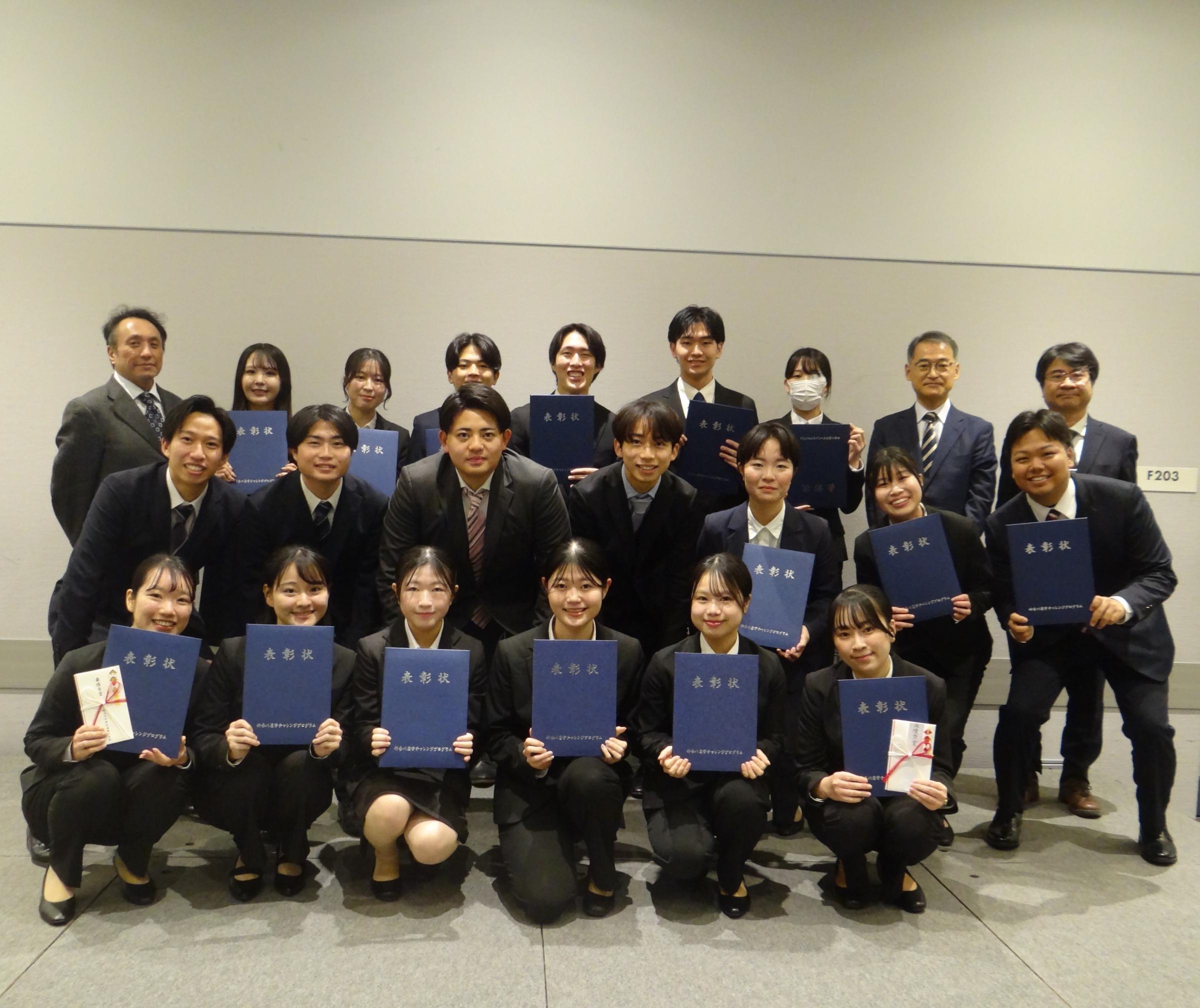 受賞式後、田名部副学長、真鍋教授、山岡教授とともに記念写真