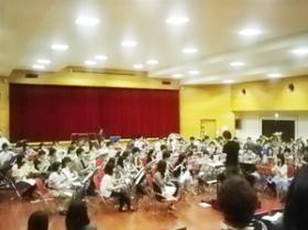 バラエティに富んだ吹奏楽団の演奏