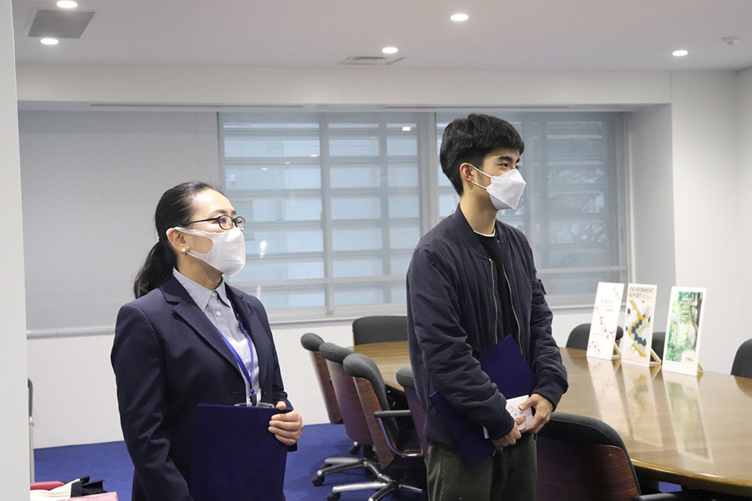 梅原学長のお話を傾聴する織田さん(右側)、山田さん(左側)