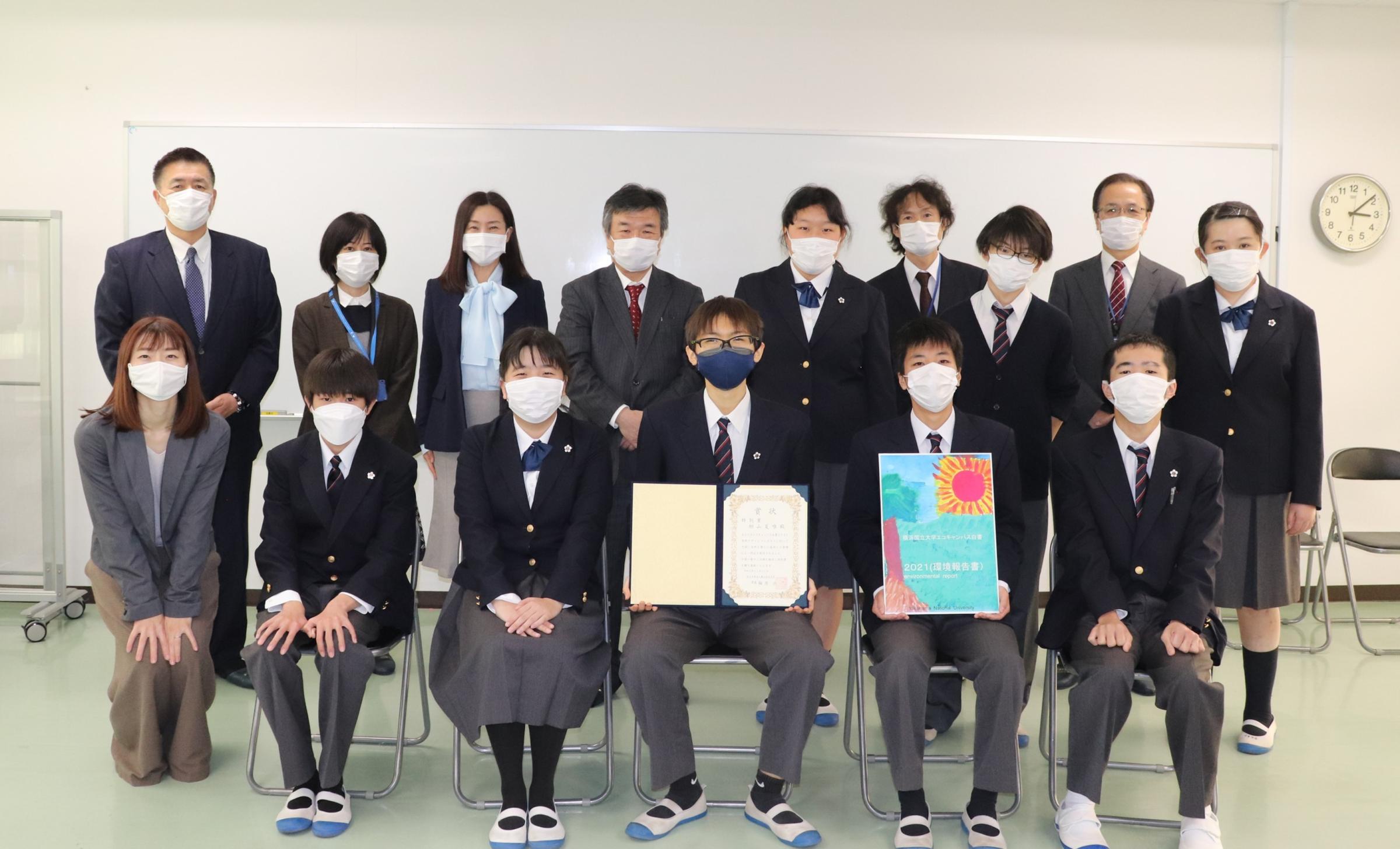 特別賞受賞の附属特別支援学校生徒(中央)