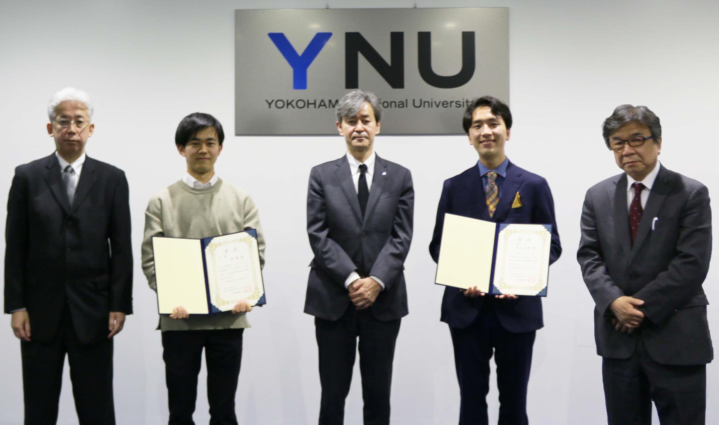 (左より)関崎事務局長、セット1大賞・森さん、梅原学長、セット2大賞・本久さん、髙木理事