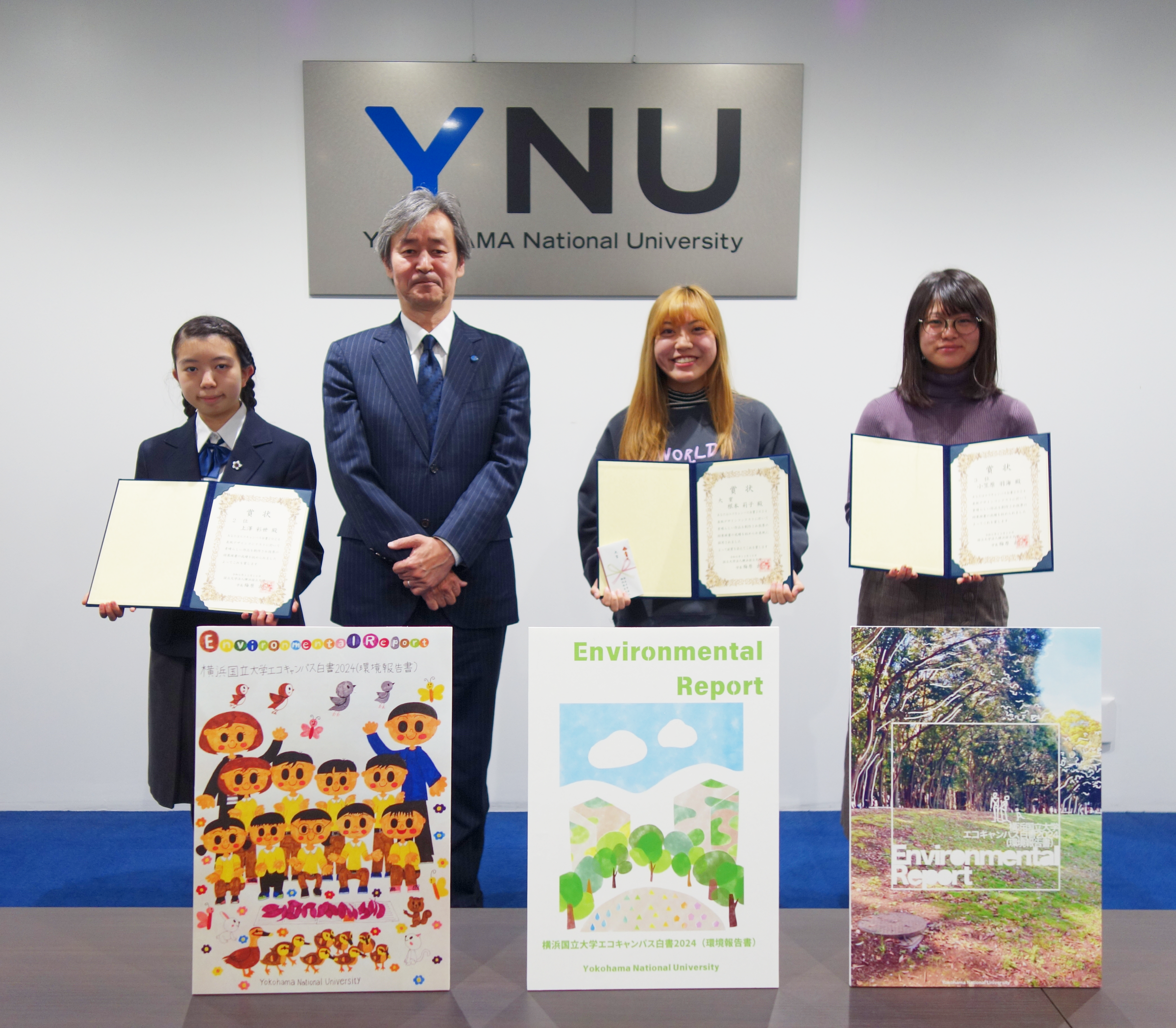 (左より)2位上澤彩世さん、梅原学長、1位根本莉子さん、3位小笠原羽海さん