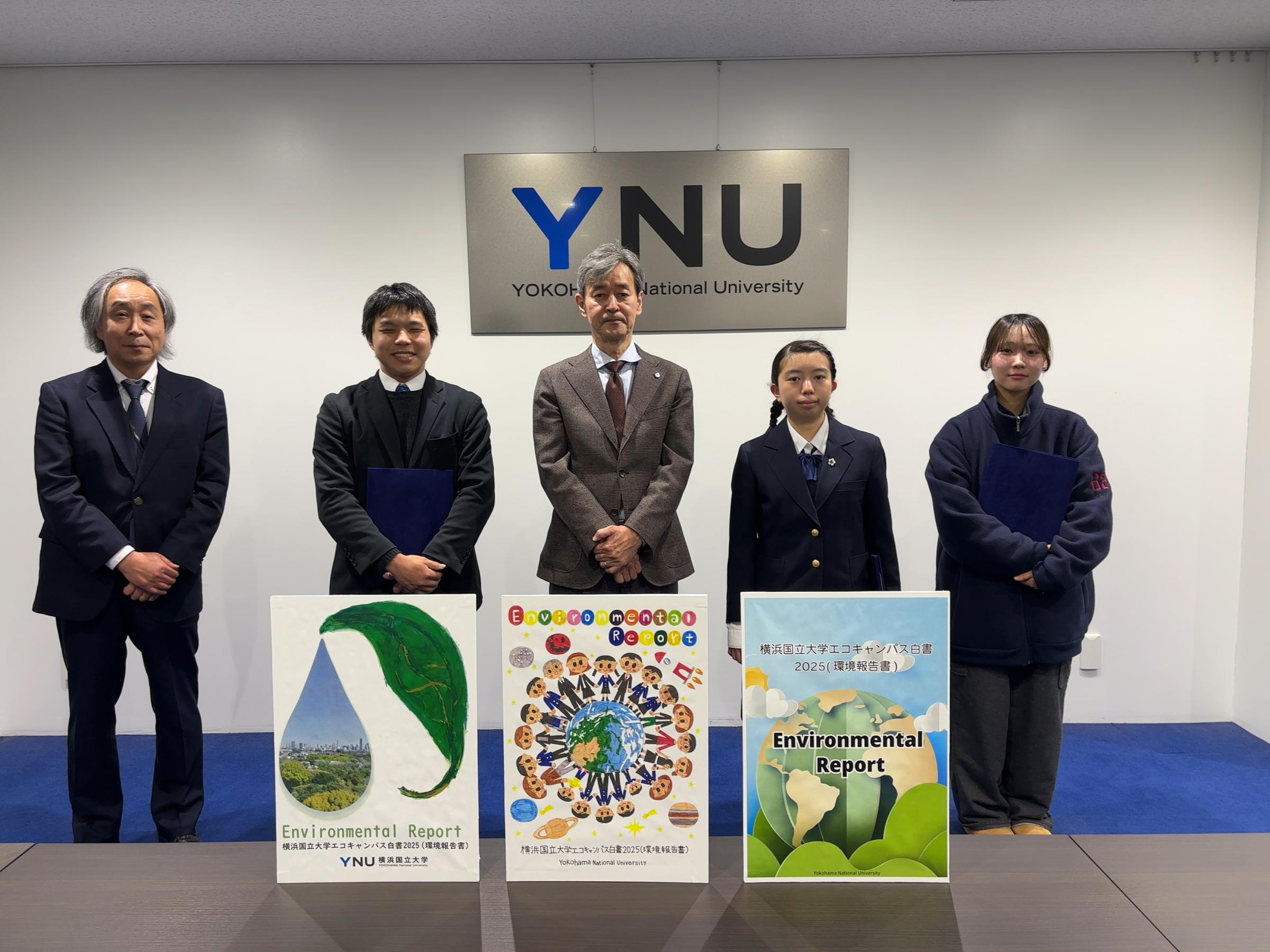 （左より）鎌塚理事、１位関つばささん、梅原学長、２位上澤彩世さん、３位横川芽依さん