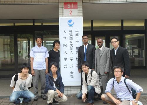 チューター(前列)と一緒に入学式を祝う新入生たち