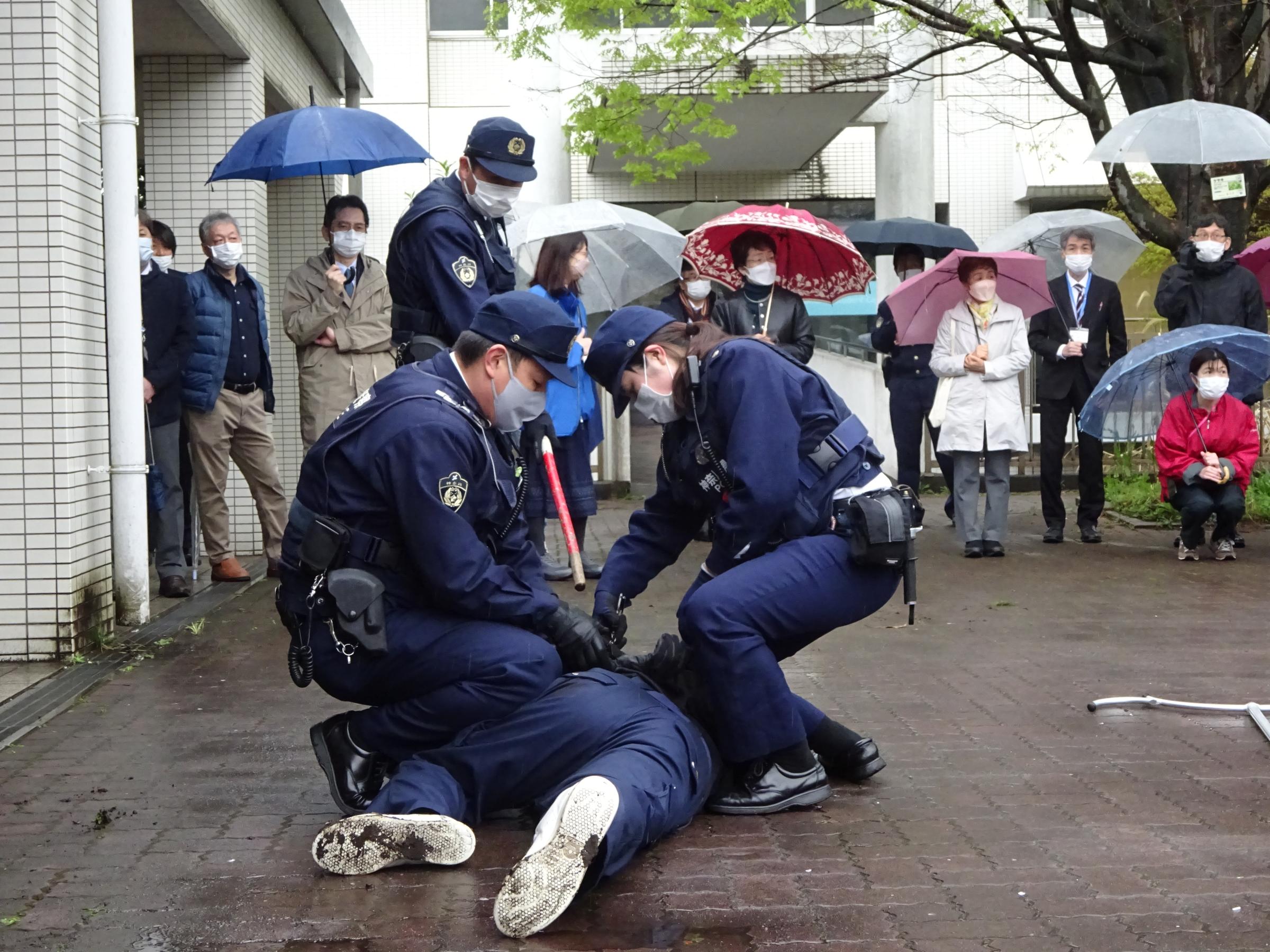 想定訓練での警察官が不審者を制圧した様子