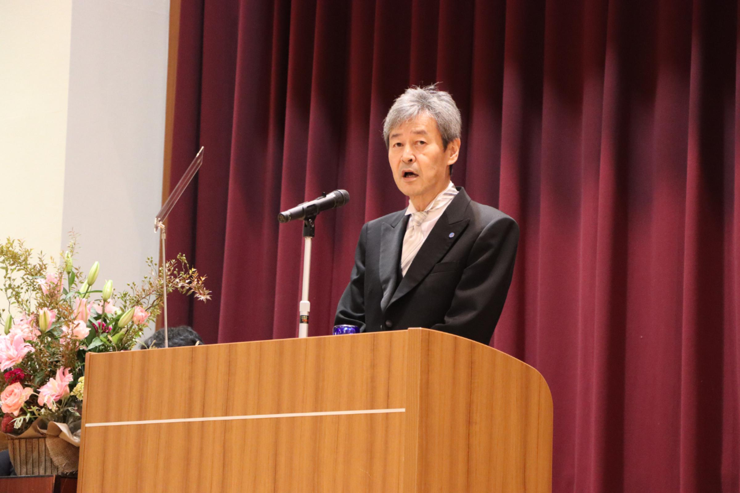 梅原学長による式辞