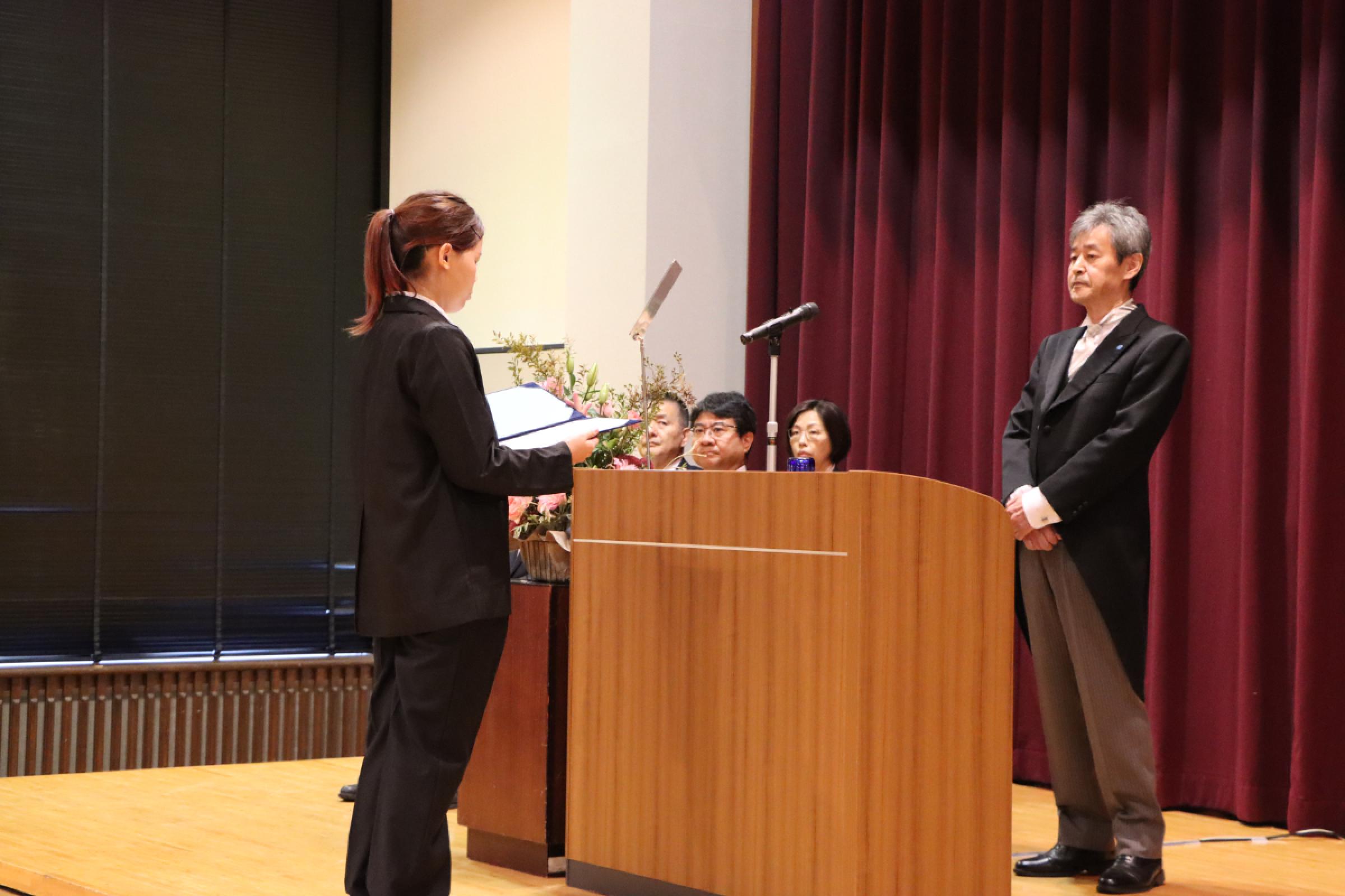 新入生代表による宣誓