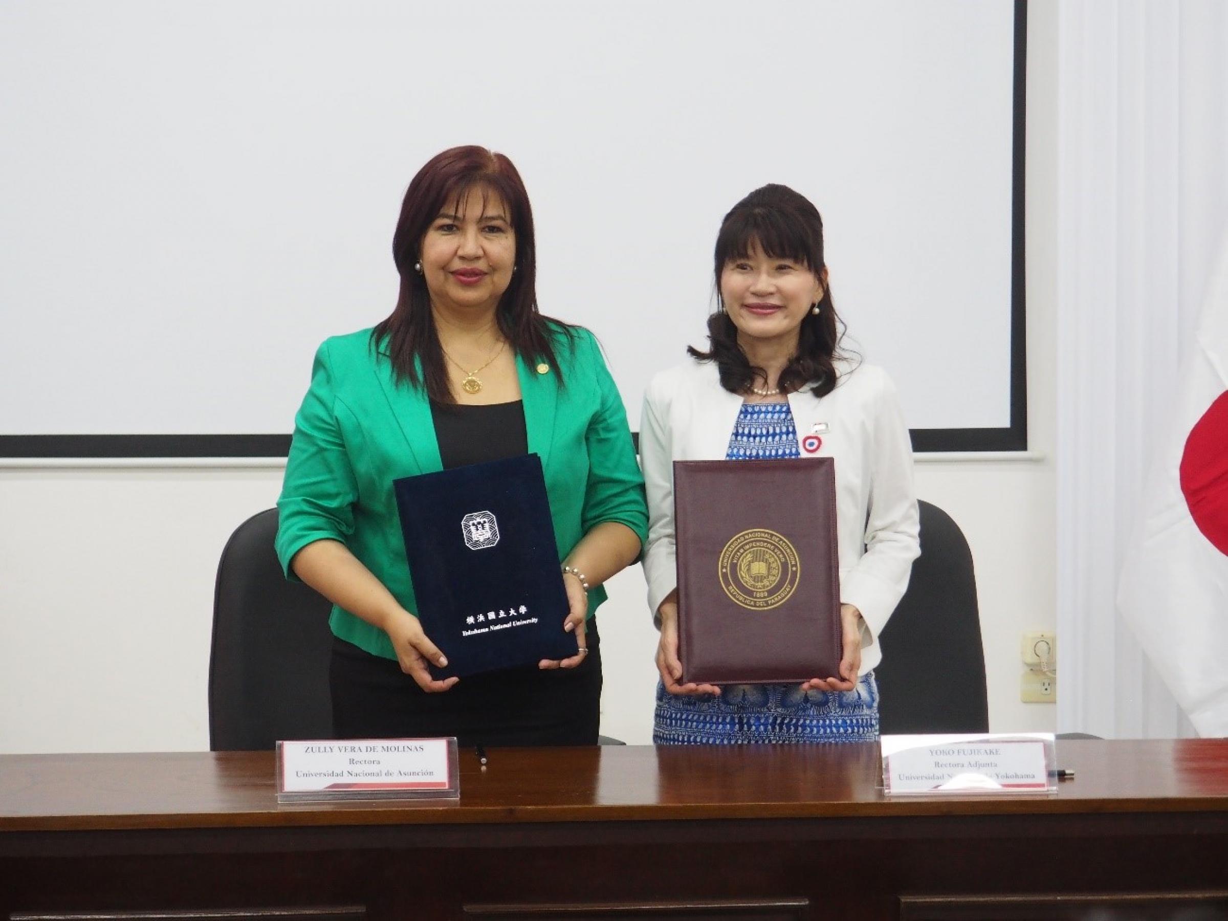 アスンシオン国立大学学長Dra.Zully Vera博士と藤掛洋子学長特任補佐