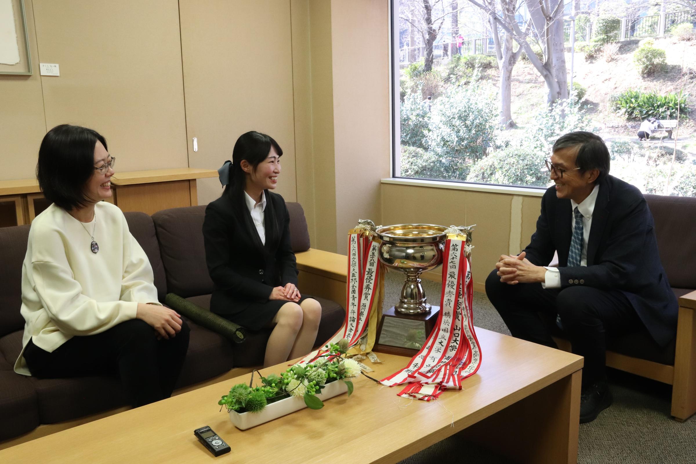 (左)鈴木三馨氏 (中)有馬優非常勤教員 (右)上田多門会長