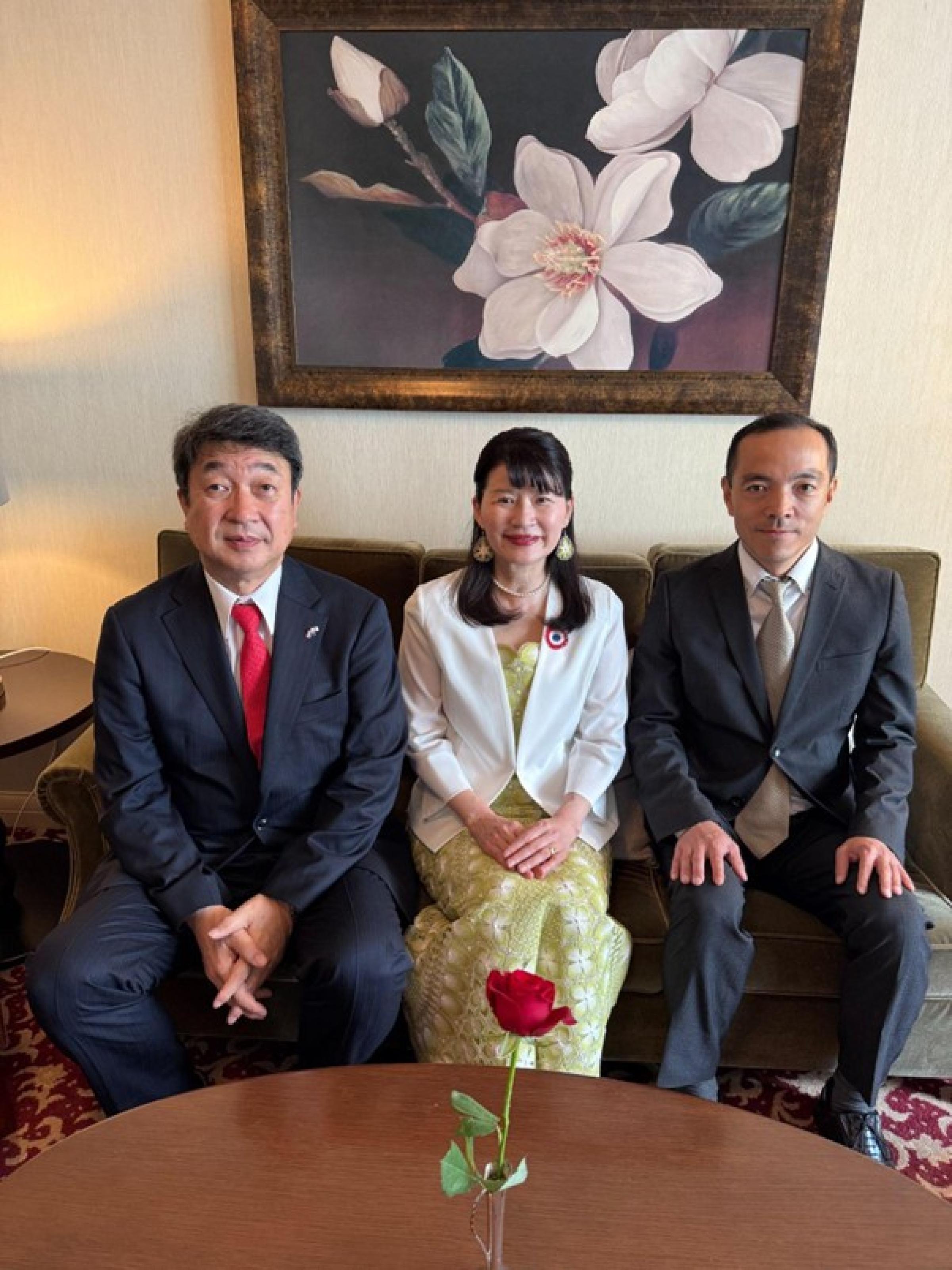 左から板垣在パラグアイ特命全権大使、藤掛教授、伊藤中南米部長