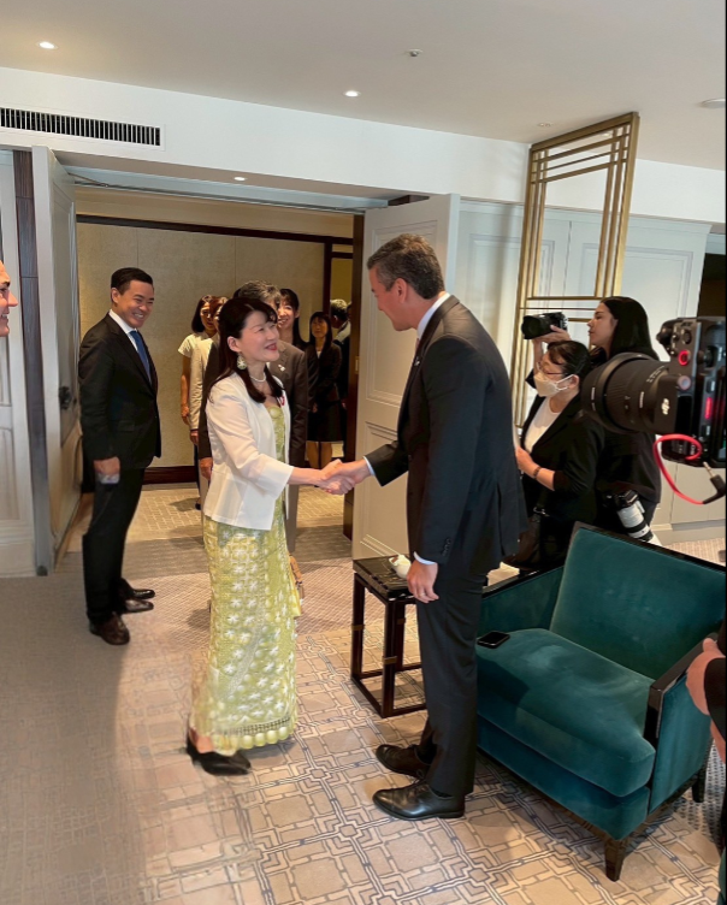 グアラニー語で挨拶を交わされるペニャ大統領と藤掛教授