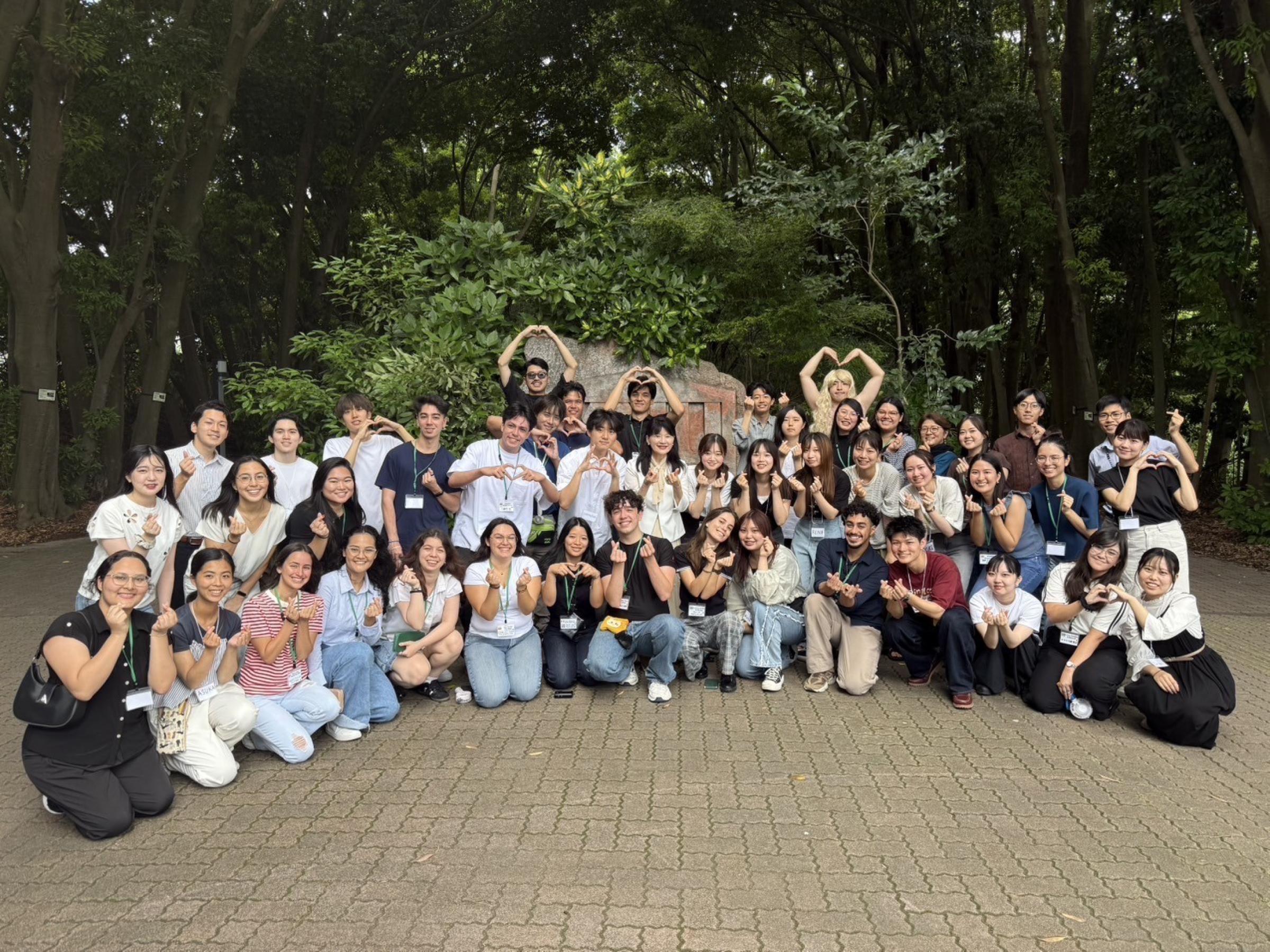 横浜国立大学モニュメント前の交流写真