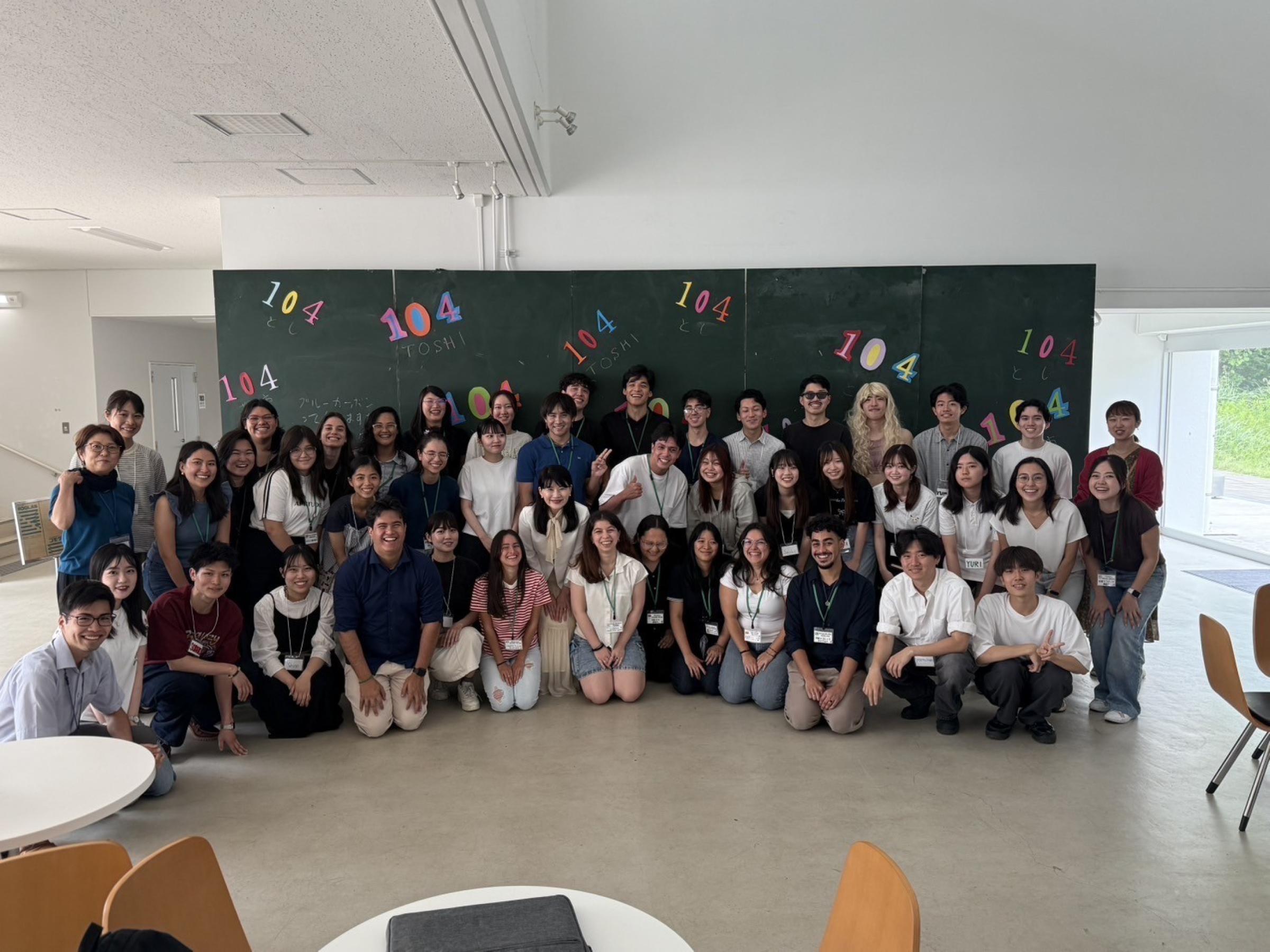 ワークショップ集合写真(藤掛洋子教授、日系次世代育成研修研修生、横浜国立大学学生)