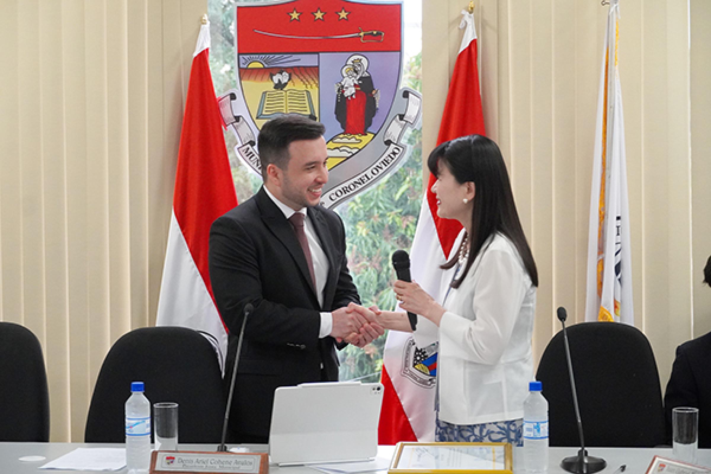 藤掛洋子都市イノベーション研究院教授(都市科学部長)とコロネル・オビエド市議会の議長のデニス・コヘネ氏(Dr. Denis Ariel Cohene Avalos)