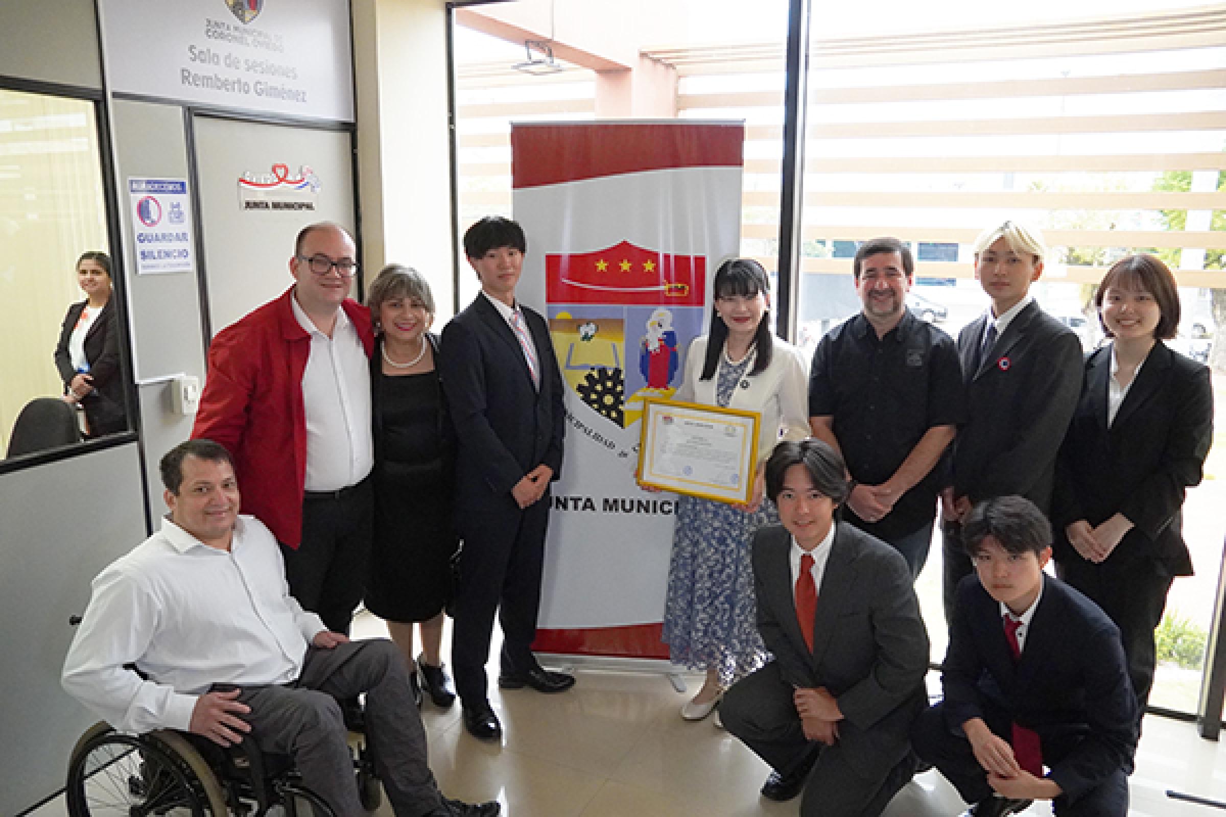 カアグアス国立大学・NihonGakko大学教授陣と横浜国立大学SVパラグアイ渡航参加学生との記念写真