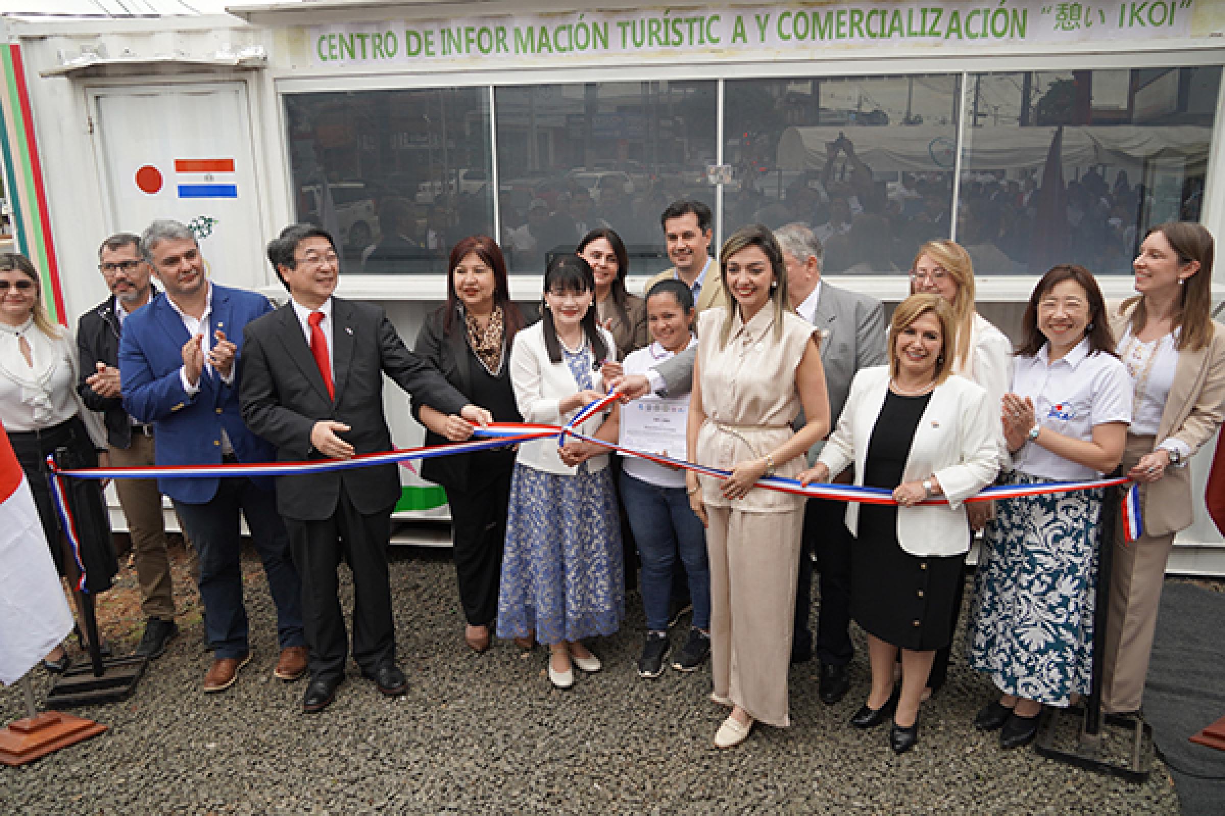 2025年9月11日、コロネル・オビエド市における観光情報センター落成式でのテープカットの様子