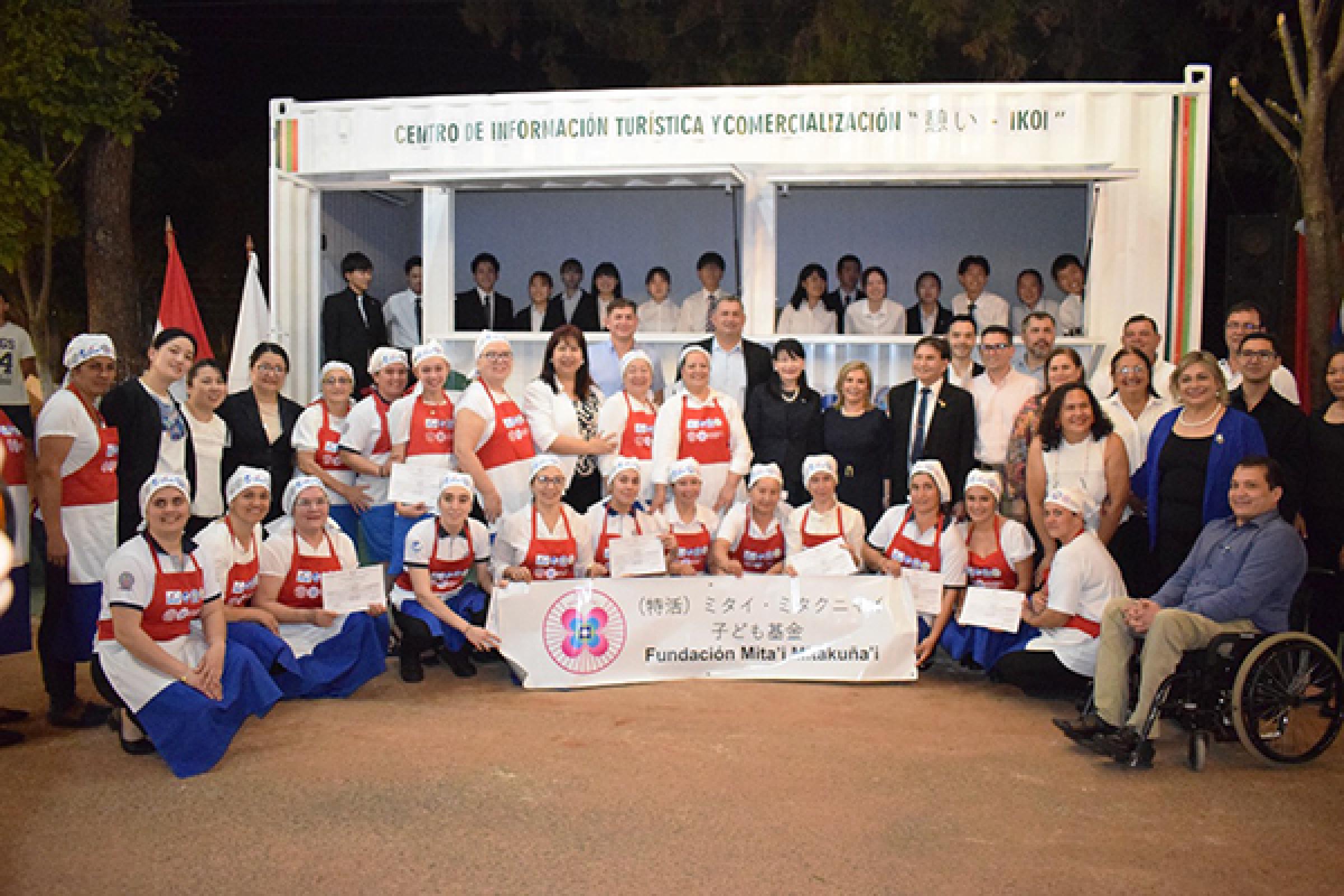 2024年9月19日、ラ・コルメナ市の観光情報センター「IKOI」の前にて受益者女性、横浜国立大学都市科学部・都市イノベーション研究院の学生たちとの集合写真