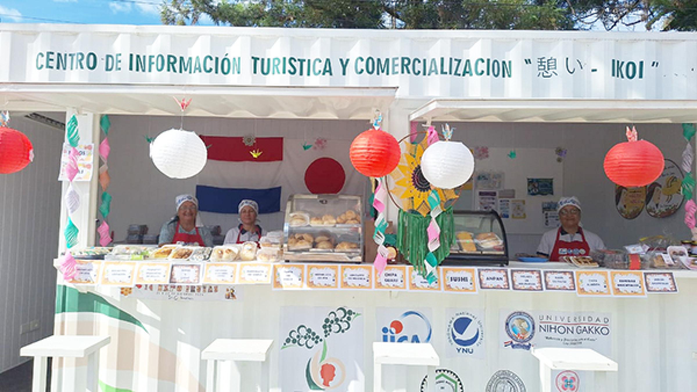 ラ・コルメナ市のIKOIにて受益者女性たちが生産した加工食品などを販売している様子