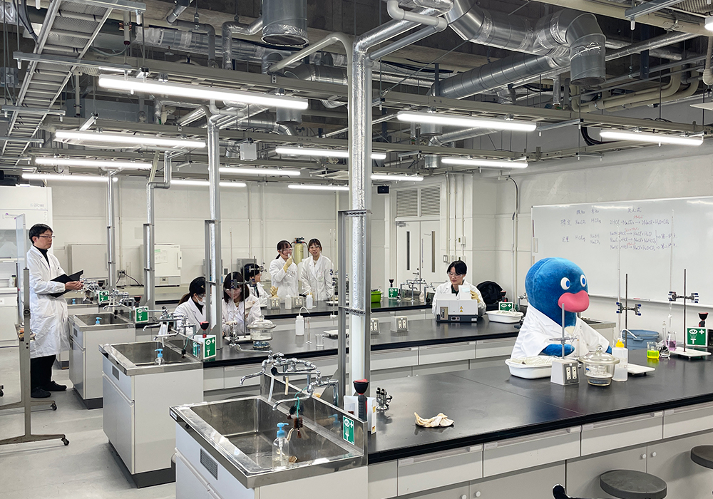 化学棟学生実験室での撮影風景