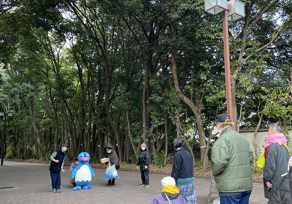 木々に囲まれたメインストリートを行くはまペン